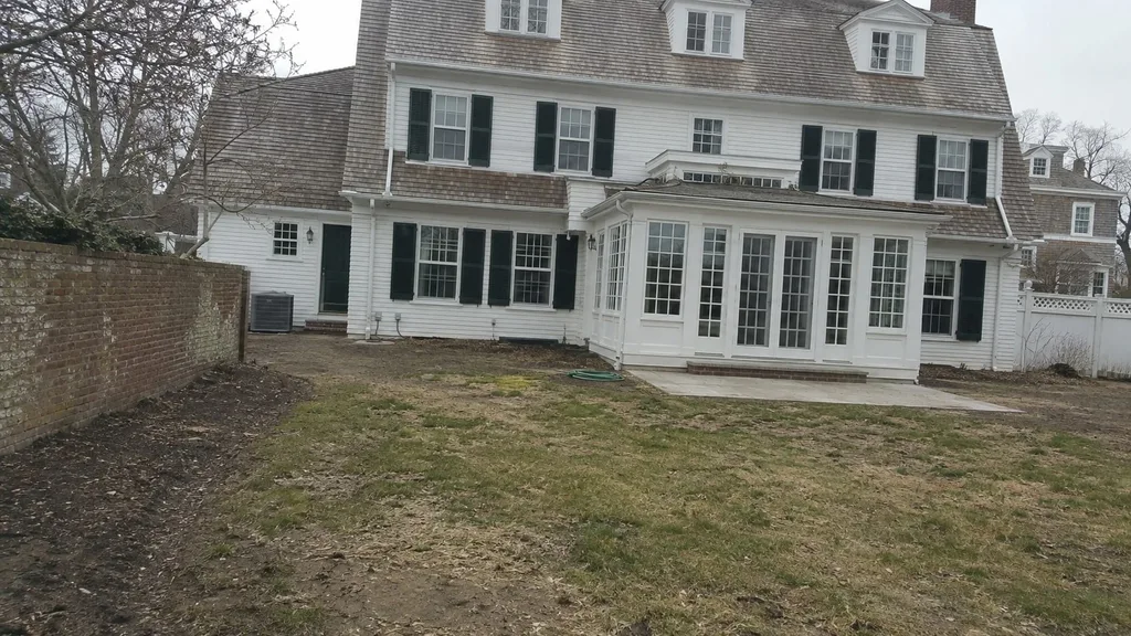 Dutch Colonial, cottage garden — the original photo