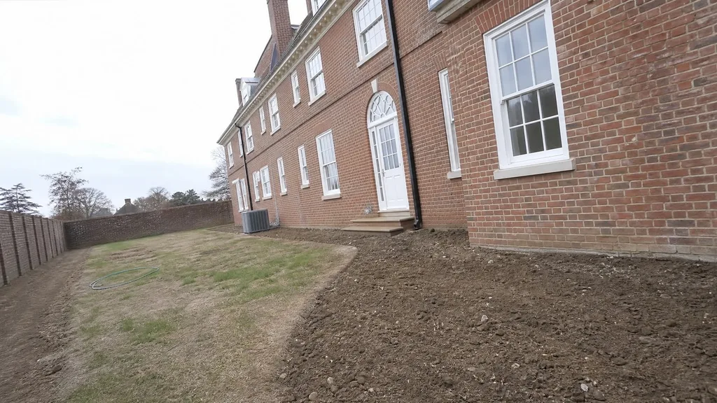 Georgian brick house, raised kitchen beds — the original photo