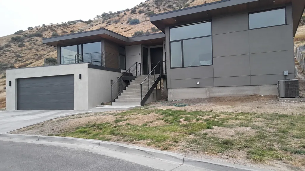 Hillside modern, fire-wise — the original photo