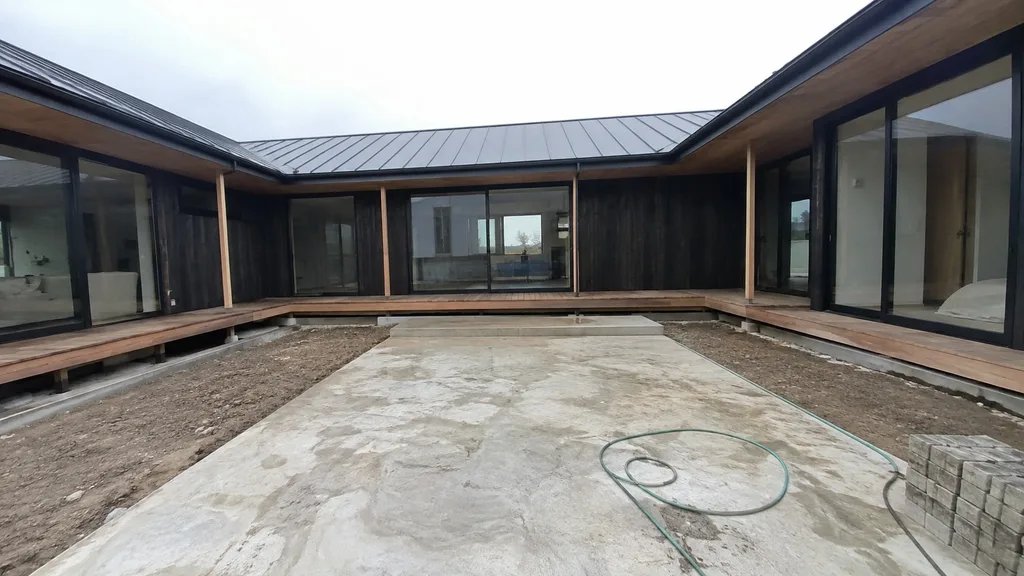 Modern courtyard, Zen garden — the original photo