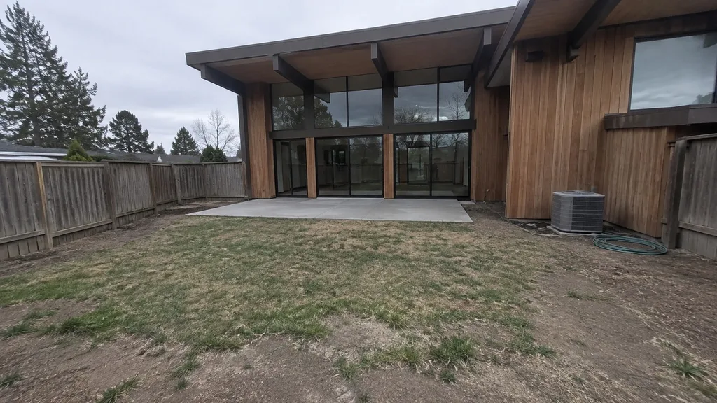 Post-and-beam house, Zen court — the original photo