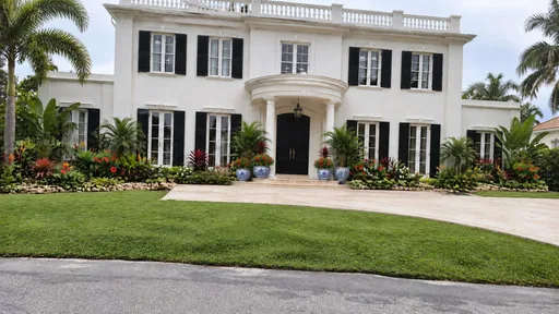 Palm Beach Regency, tropical entrance